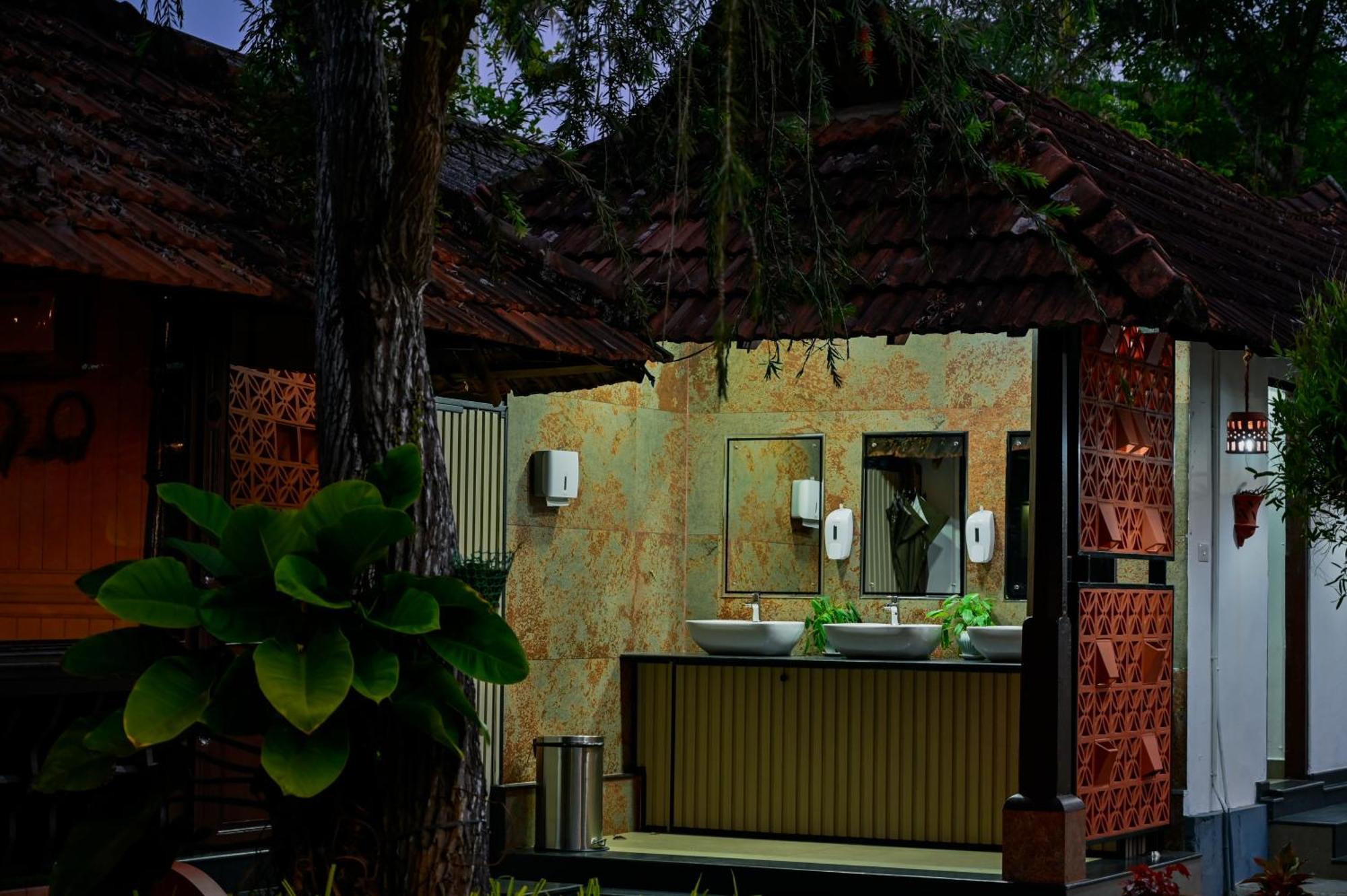 Paradise Heritage Resort Kumarakom Exterior foto